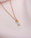 petit collier avec pendentif perle blanche