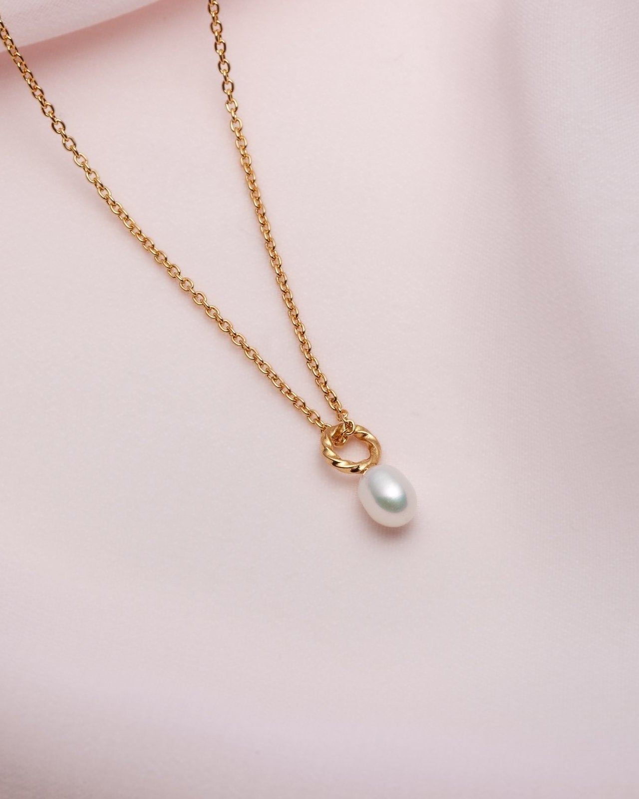 petit collier avec pendentif perle blanche