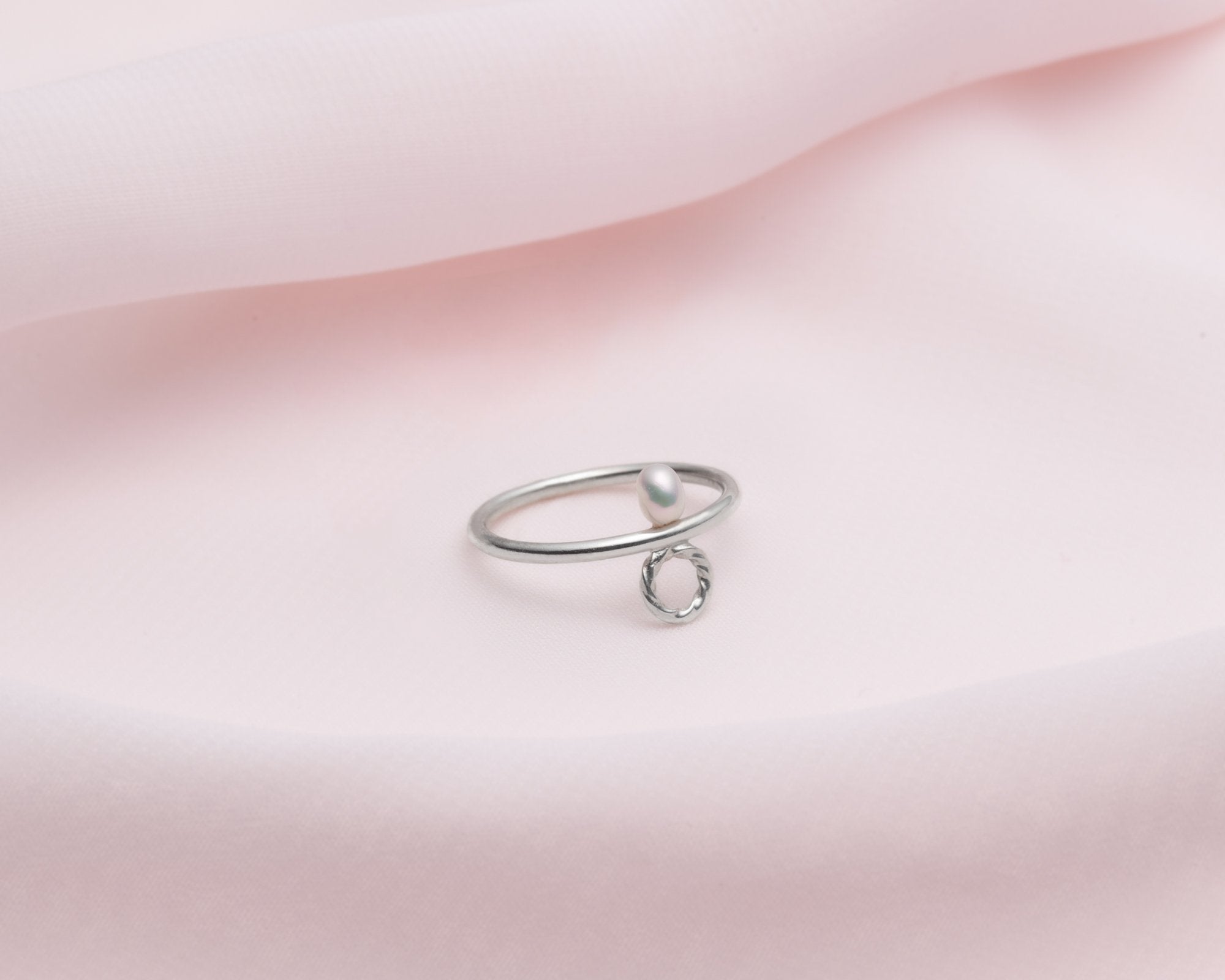délicate bague avec perle blanche