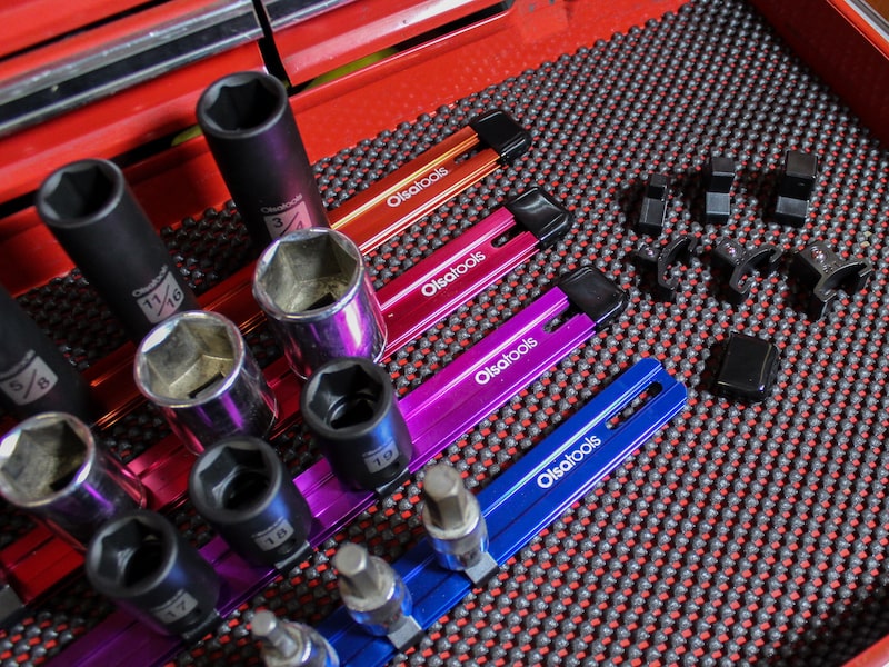Rails organisateurs de prises en aluminium avec embouts en caoutchouc