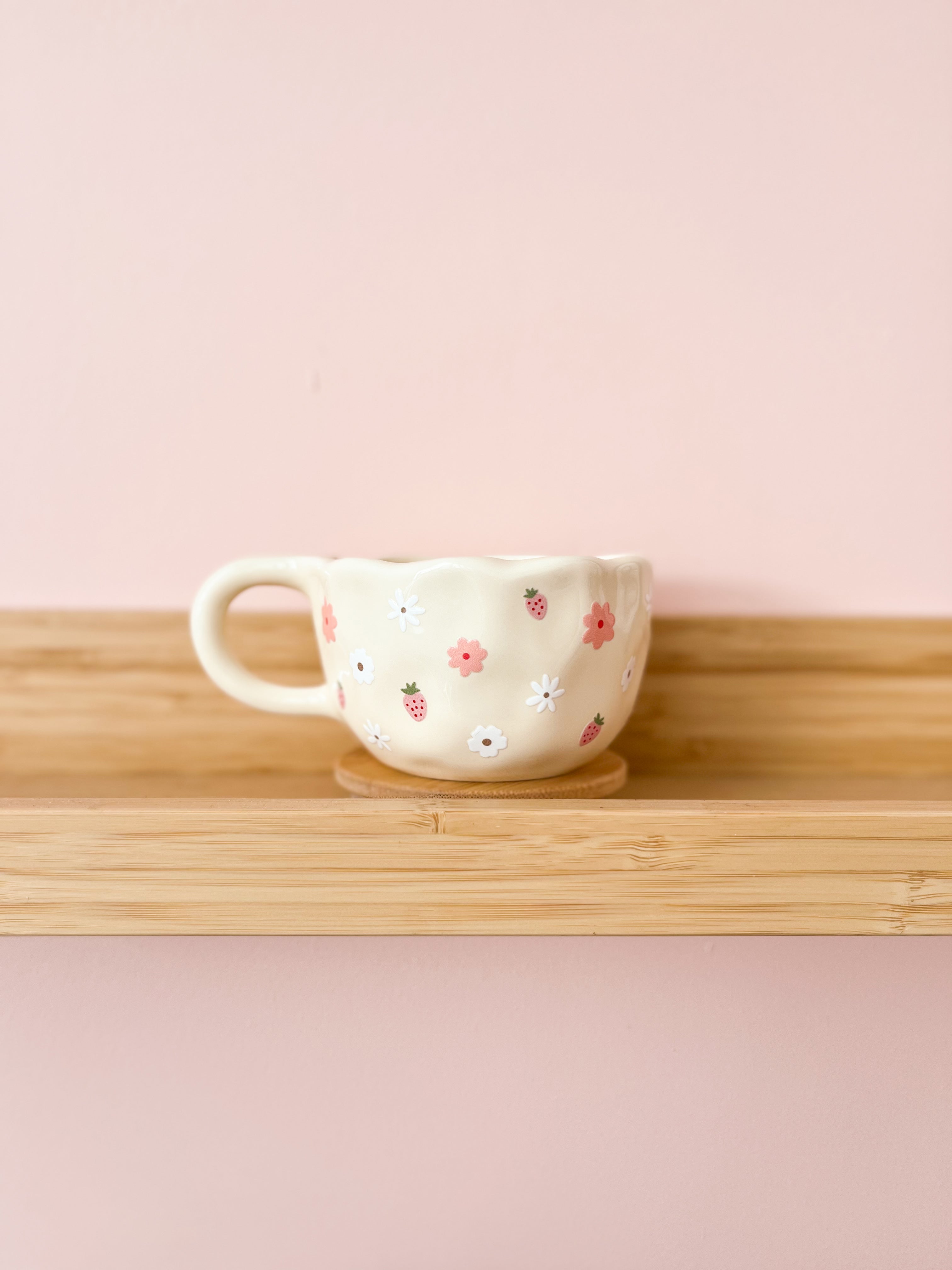 Tasse en céramique crème 12oz - fraises & fleurs rose