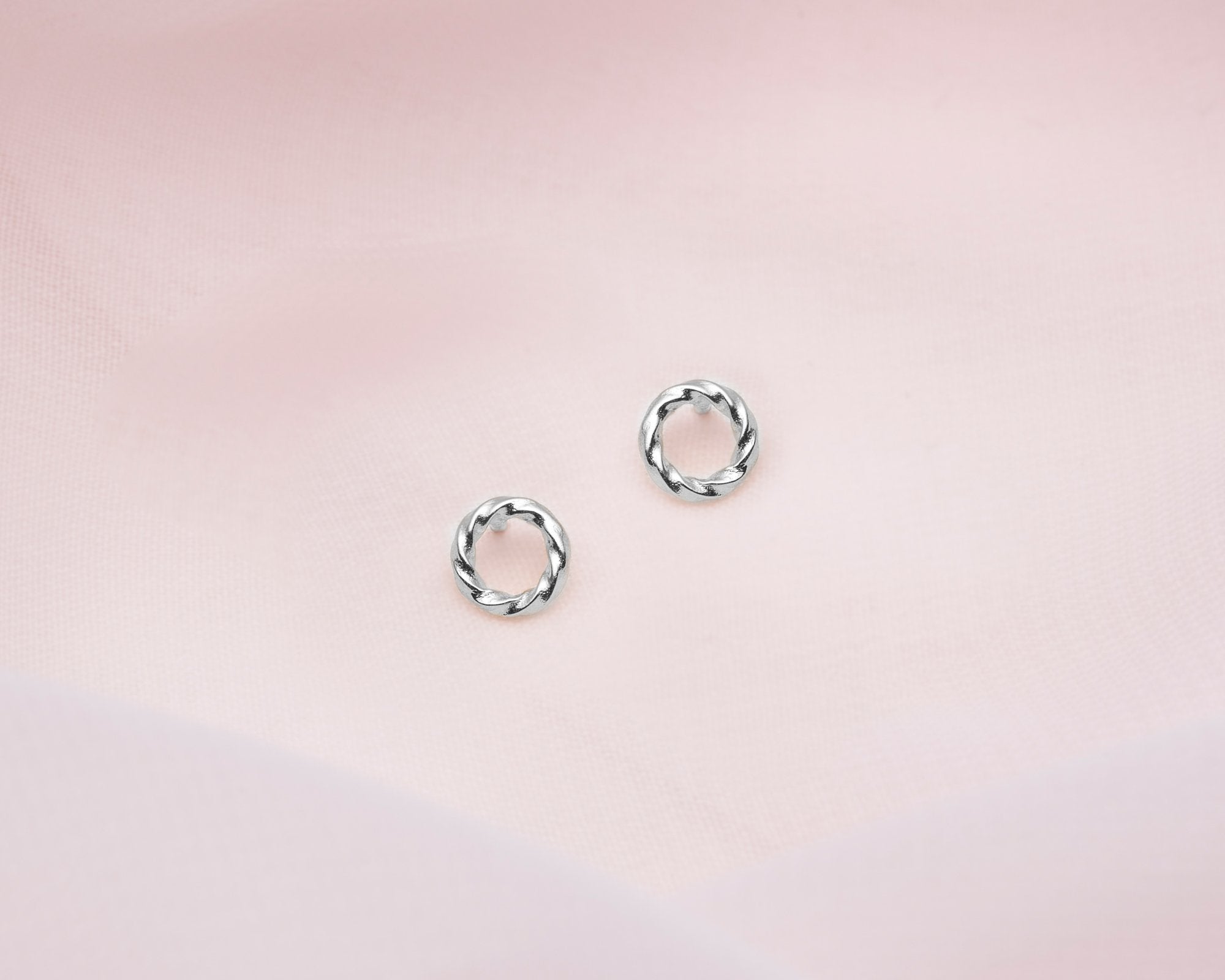 petites boucles d'oreilles cercles
