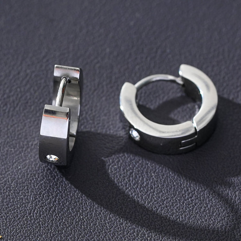 INIS : Boucles d'oreilles mini-cercles larges avec une pierre précieuse en zircone solitaire en argent.