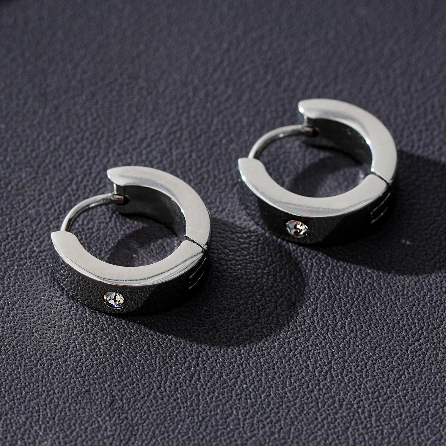 INIS : Boucles d'oreilles mini-cercles larges avec une pierre précieuse en zircone solitaire en argent.