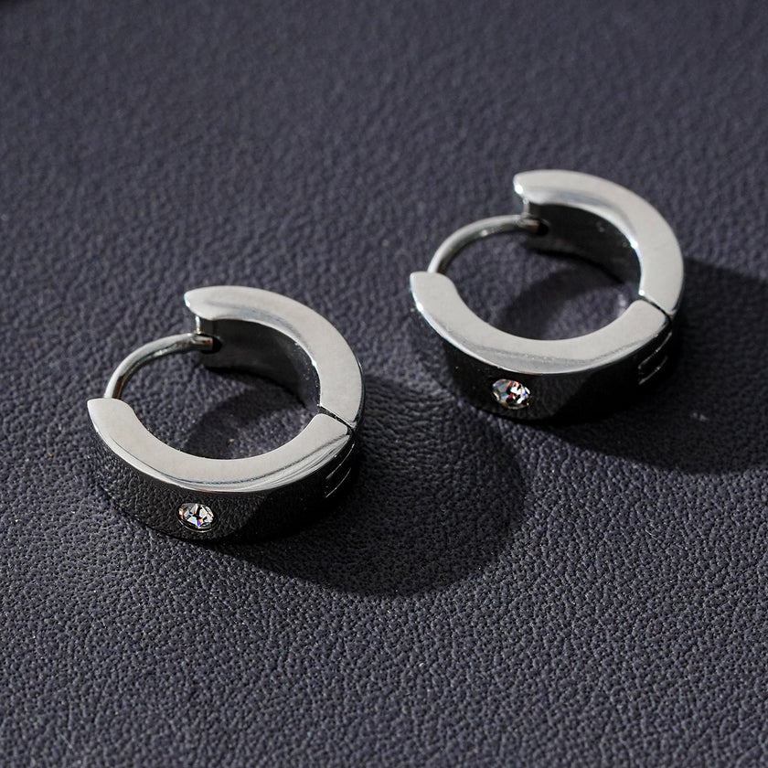 INIS : Boucles d'oreilles mini-cercles larges avec une pierre précieuse en zircone solitaire en argent.