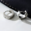 INIS : Boucles d'oreilles mini-cercles larges avec une pierre précieuse en zircone solitaire en argent.