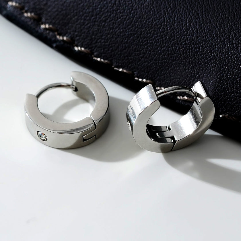 INIS : Boucles d'oreilles mini-cercles larges avec une pierre précieuse en zircone solitaire en argent.