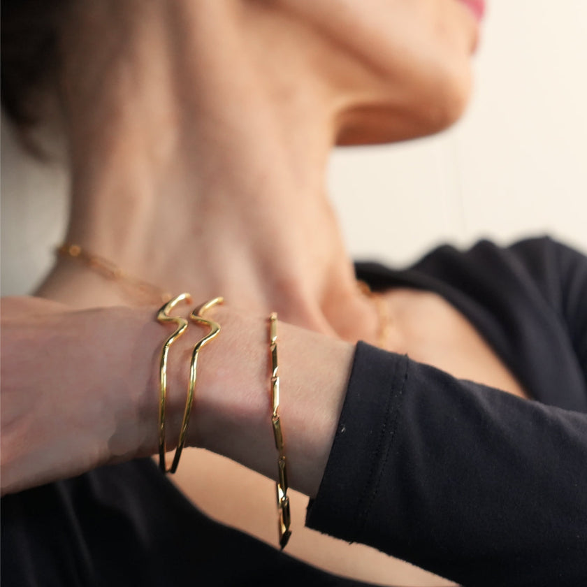 Bracelet en chaîne Style ITARSI Gold : Design minimaliste et géométrique avec perles.