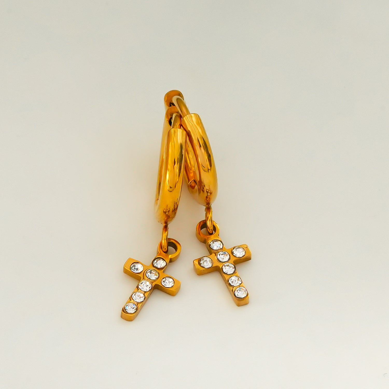 ISTEN Gold : Boucles d'oreilles mini-cercles avec croix pavée de zircons.