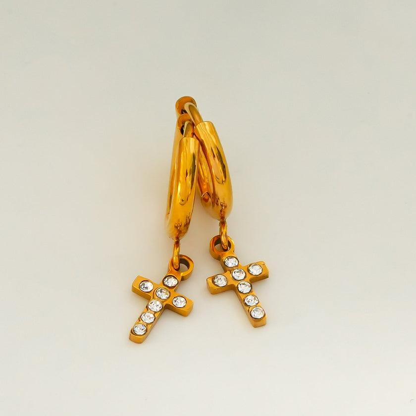 ISTEN Gold : Boucles d'oreilles mini-cercles avec croix pavée de zircons.