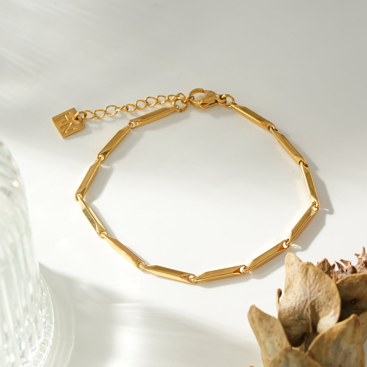 Bracelet en chaîne Style ITARSI Gold : Design minimaliste et géométrique avec perles.