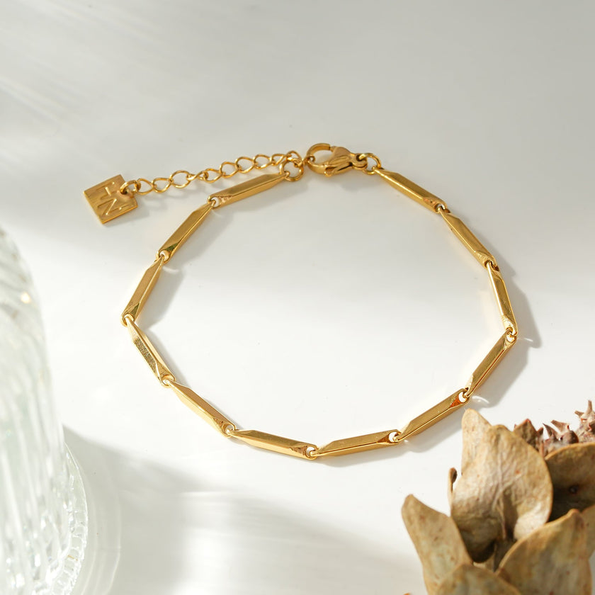 Bracelet en chaîne Style ITARSI Gold : Design minimaliste et géométrique avec perles.
