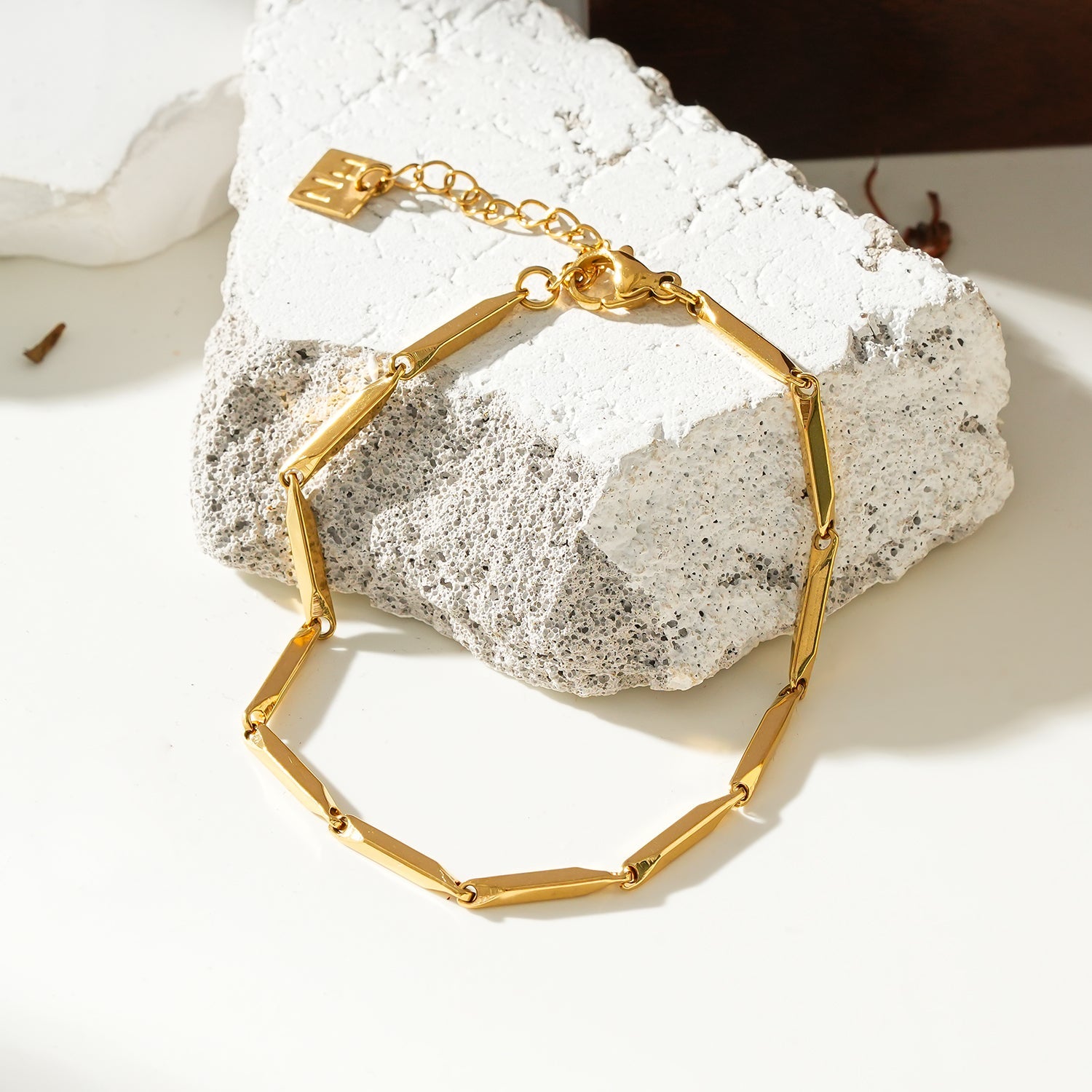 Bracelet en chaîne Style ITARSI Gold : Design minimaliste et géométrique avec perles.