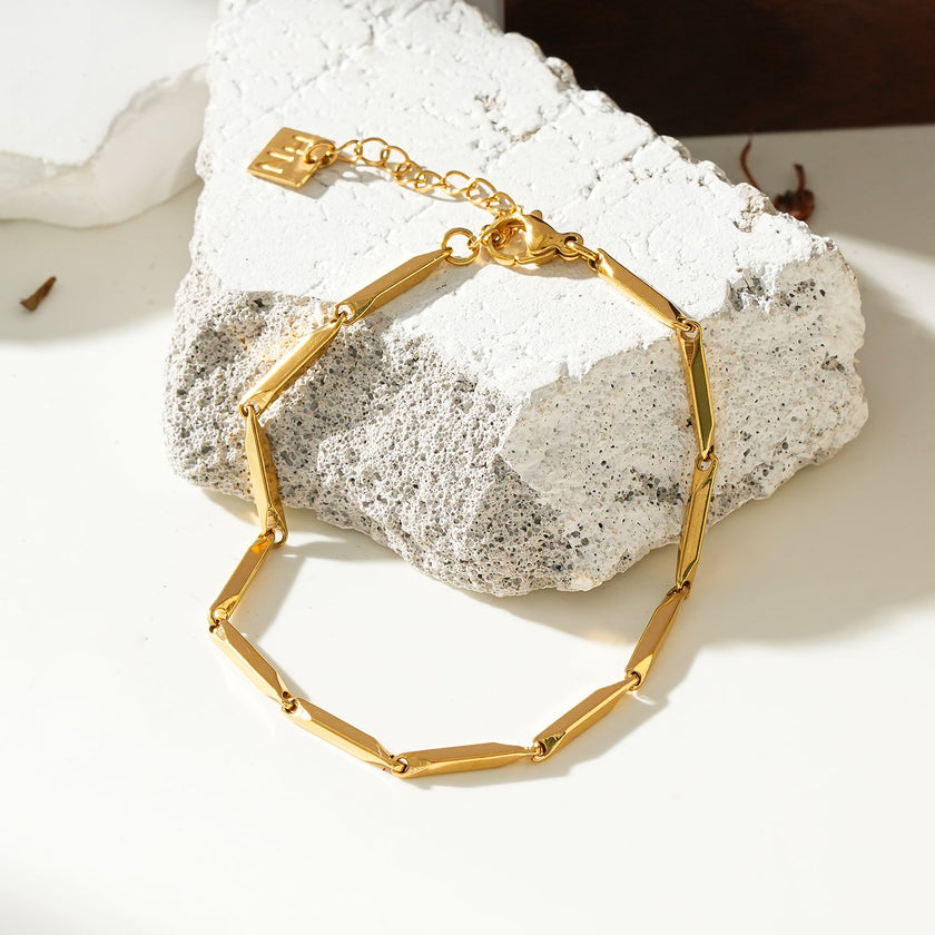 Bracelet en chaîne Style ITARSI Gold : Design minimaliste et géométrique avec perles.