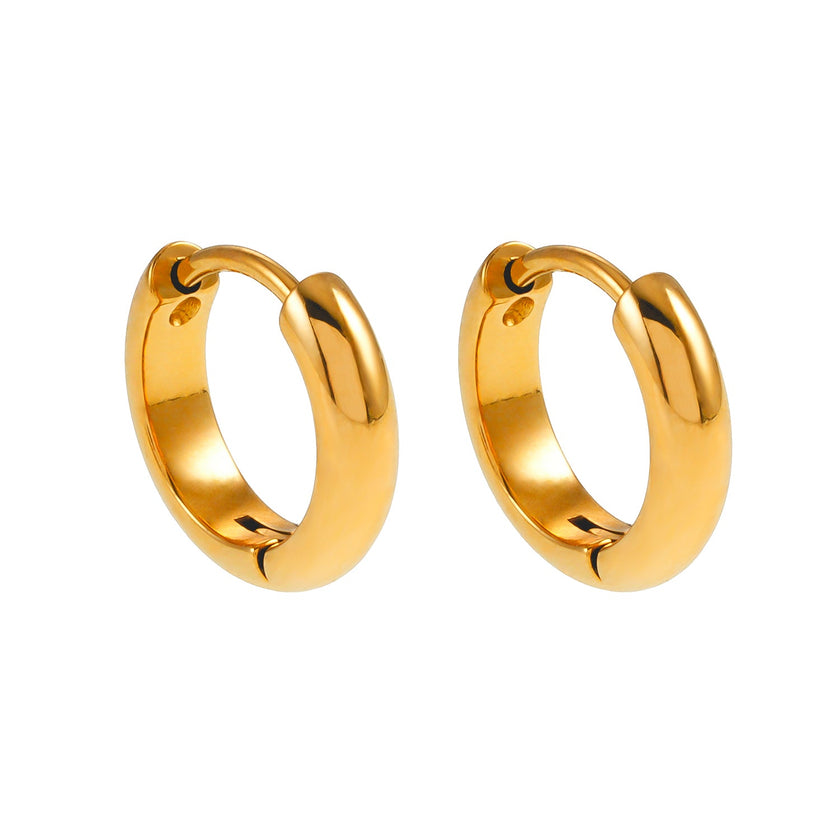 JAANBERG Gold : Mini créoles à finition lisse et largeur moyenne, pour une élégance du jour au soir.