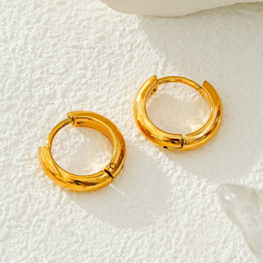 JAANBERG Gold : Mini créoles à finition lisse et largeur moyenne, pour une élégance du jour au soir.