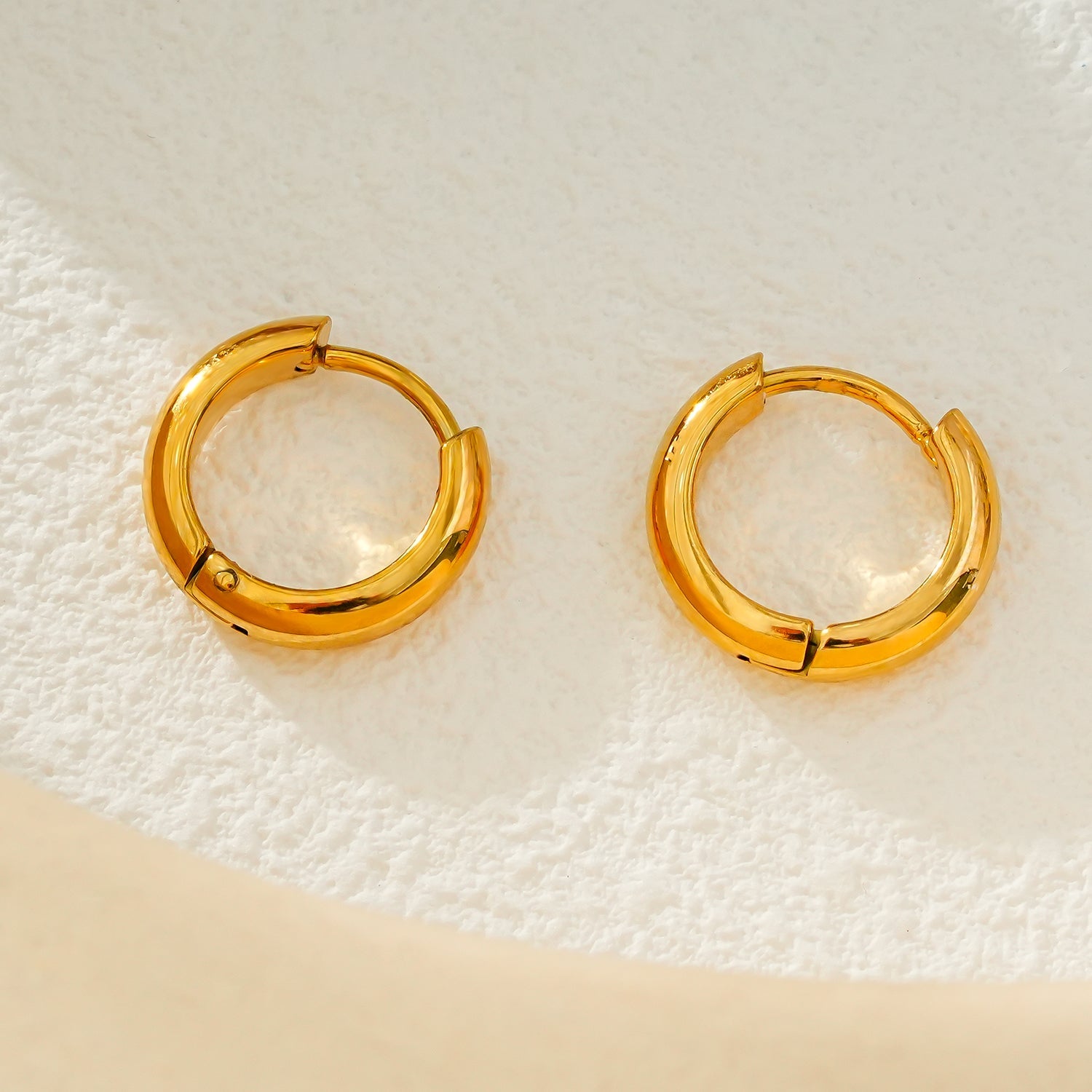 JAANBERG Gold : Mini créoles à finition lisse et largeur moyenne, pour une élégance du jour au soir.
