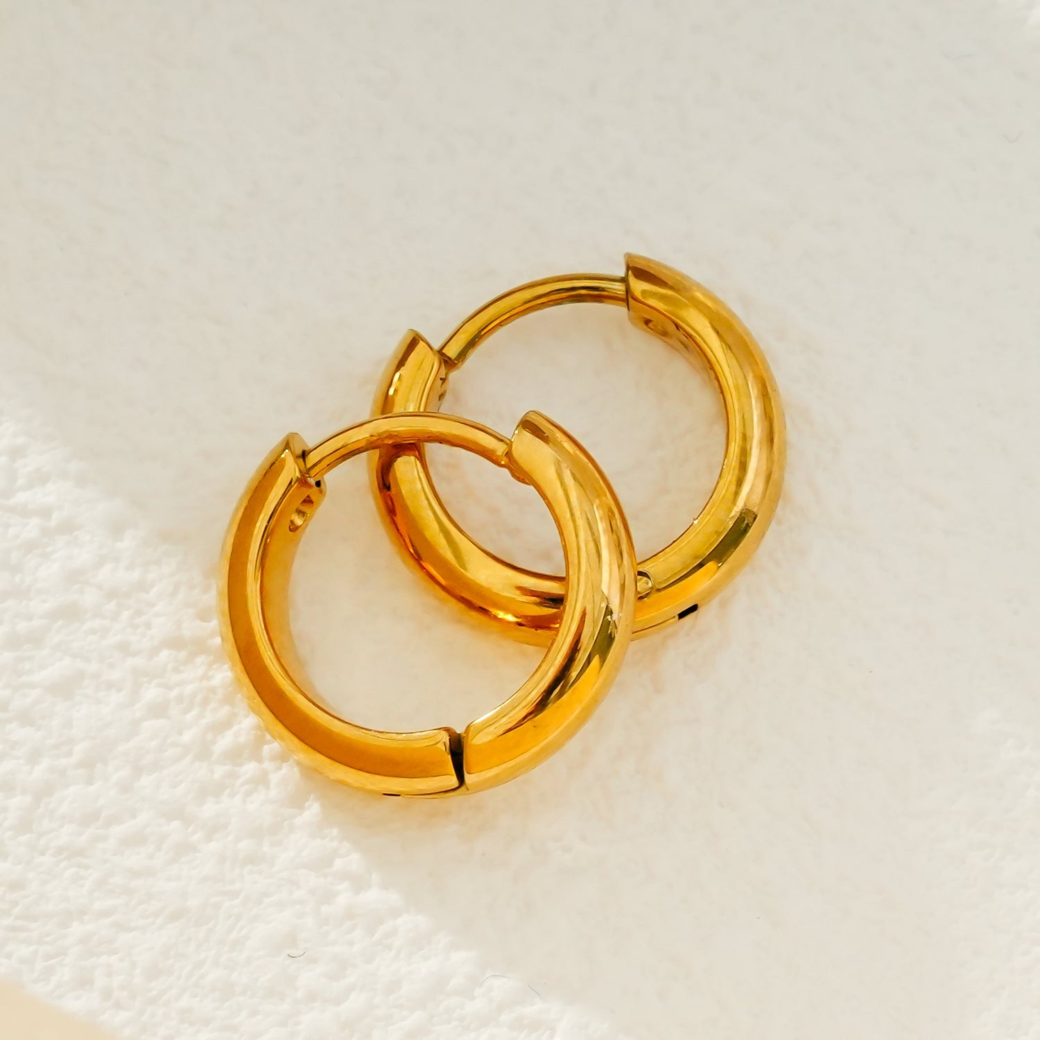 JAANBERG Gold : Mini créoles à finition lisse et largeur moyenne, pour une élégance du jour au soir.