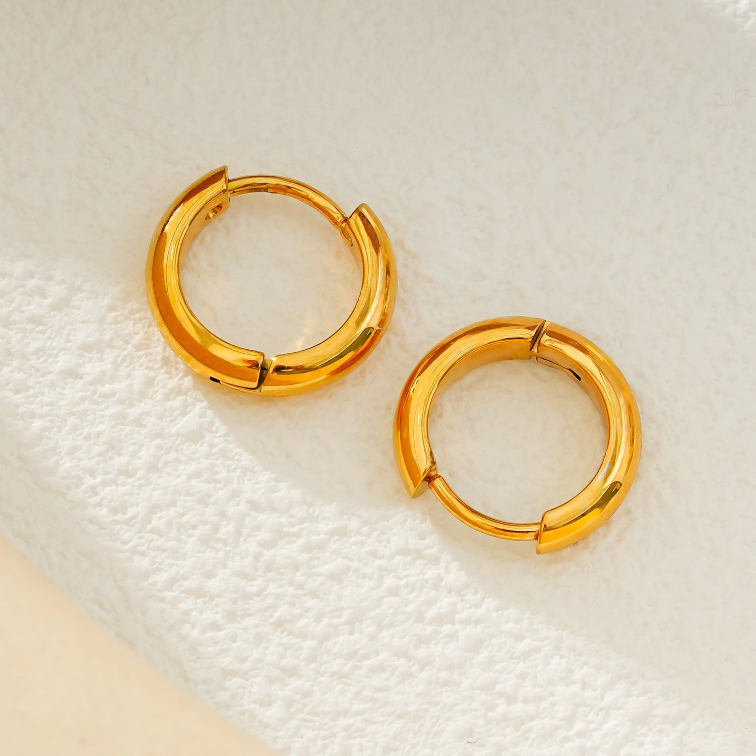 JAANBERG Gold : Mini créoles à finition lisse et largeur moyenne, pour une élégance du jour au soir.