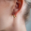 JAANBERG Gold : Mini créoles à finition lisse et largeur moyenne, pour une élégance du jour au soir.