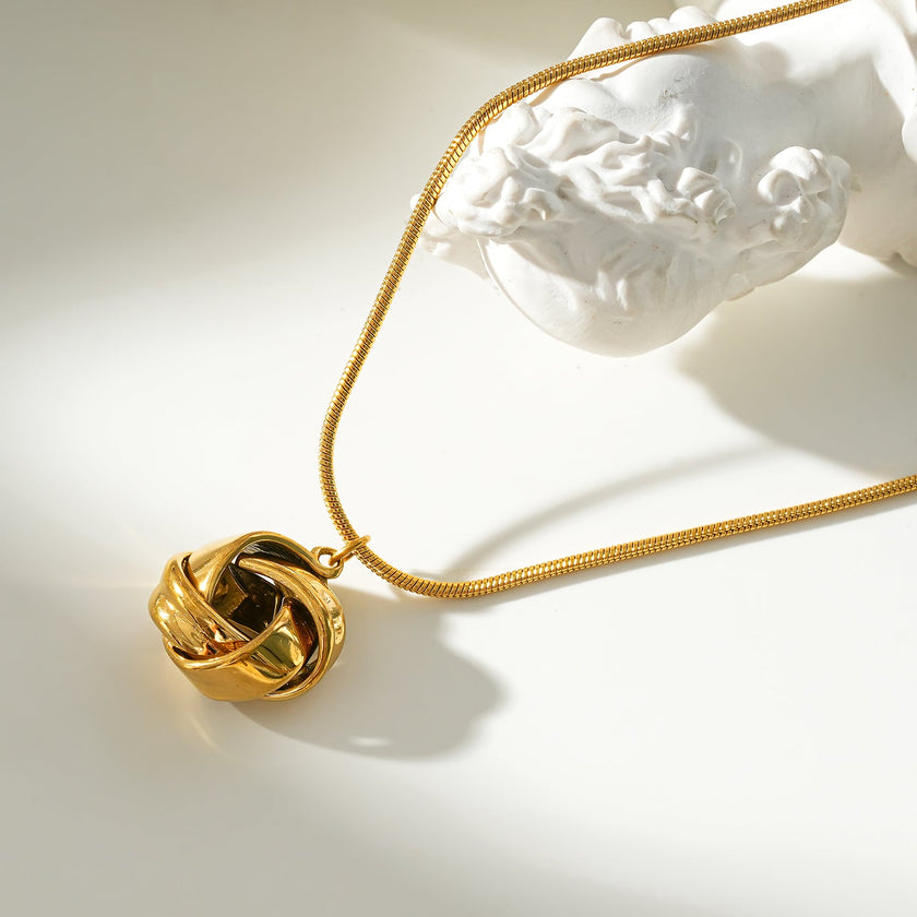 JASPUR : Collier serpentin avec pendentif nœud d'amour en or.