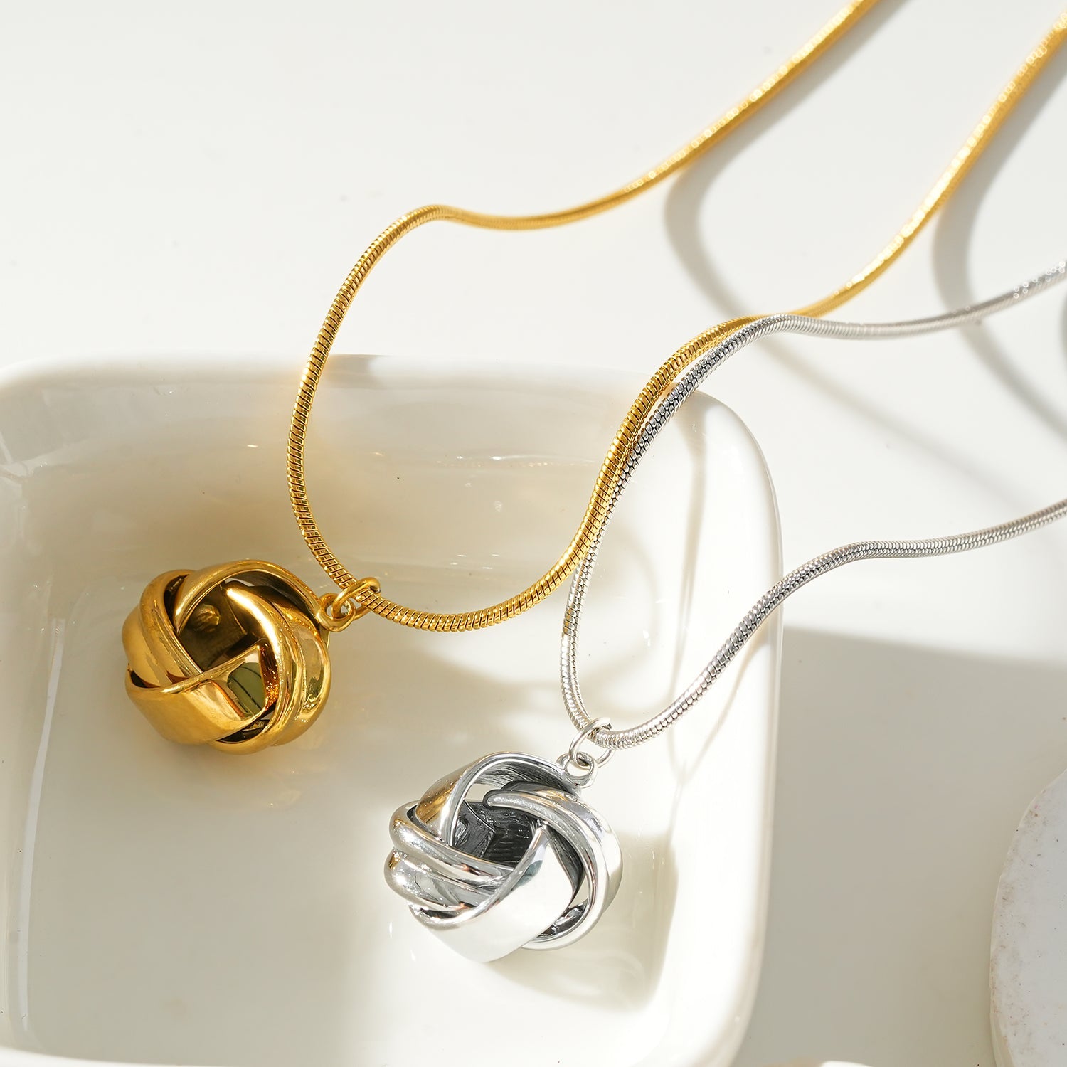 JASPUR : Collier serpentin avec pendentif nœud d'amour en or.