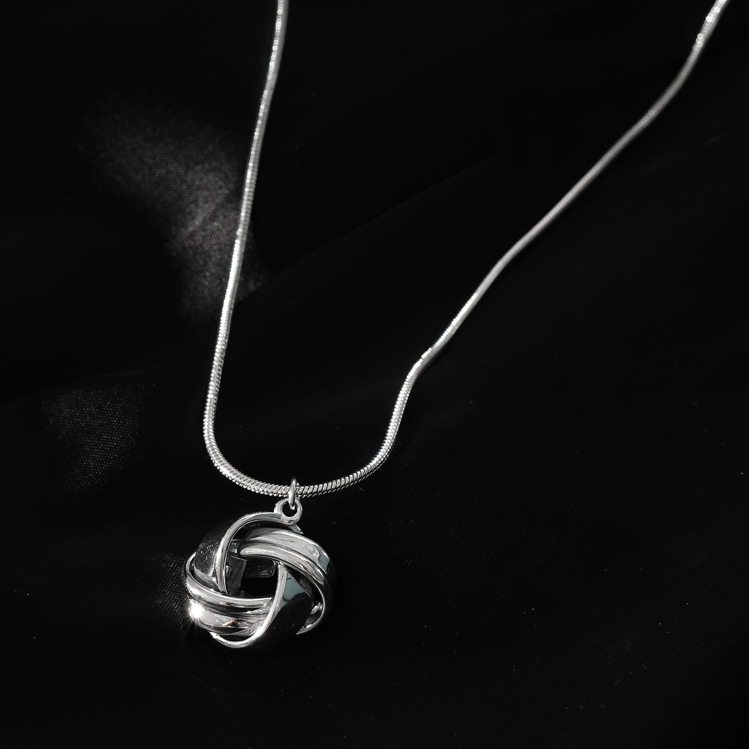 Style JASPUR : Collier chaîne imitation peau de serpent avec pendentif nœud d'amour en or blanc (argenté)