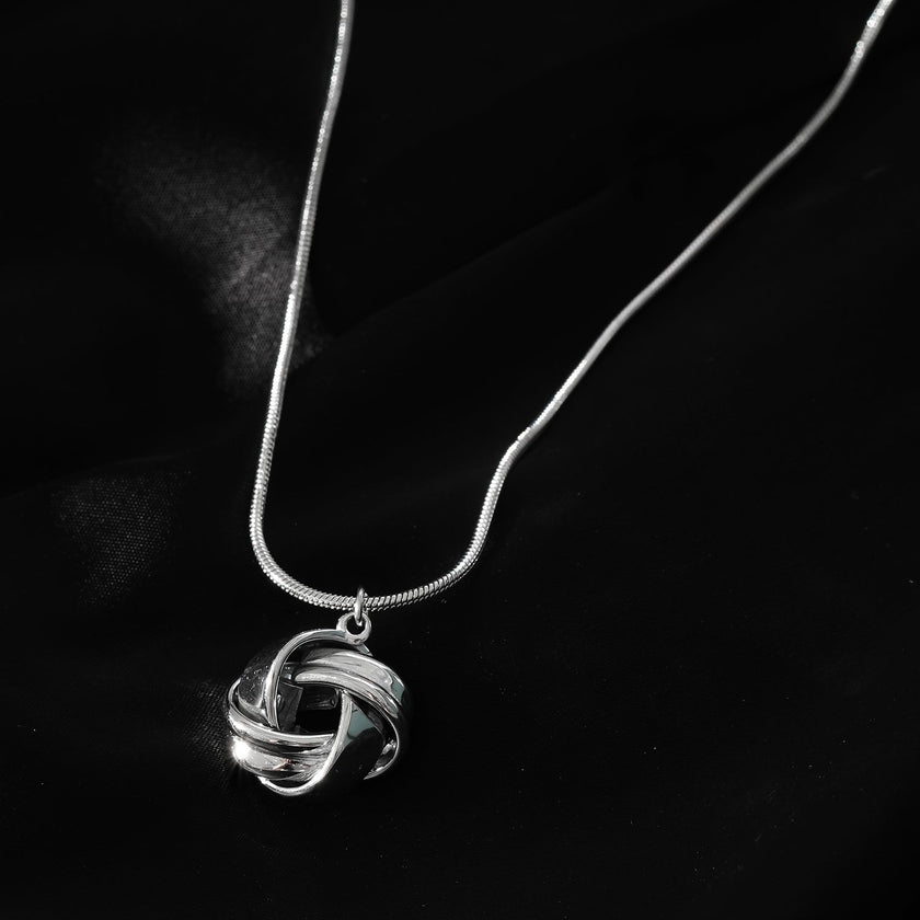 Style JASPUR : Collier chaîne imitation peau de serpent avec pendentif nœud d'amour en or blanc (argenté)
