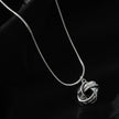 Style JASPUR : Collier chaîne imitation peau de serpent avec pendentif nœud d'amour en or blanc (argenté)