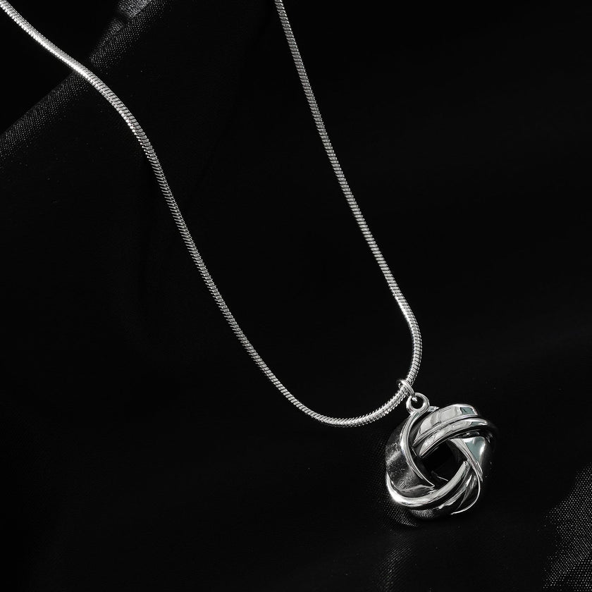 Style JASPUR : Collier chaîne imitation peau de serpent avec pendentif nœud d'amour en or blanc (argenté)