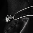 Style JASPUR : Collier chaîne imitation peau de serpent avec pendentif nœud d'amour en or blanc (argenté)