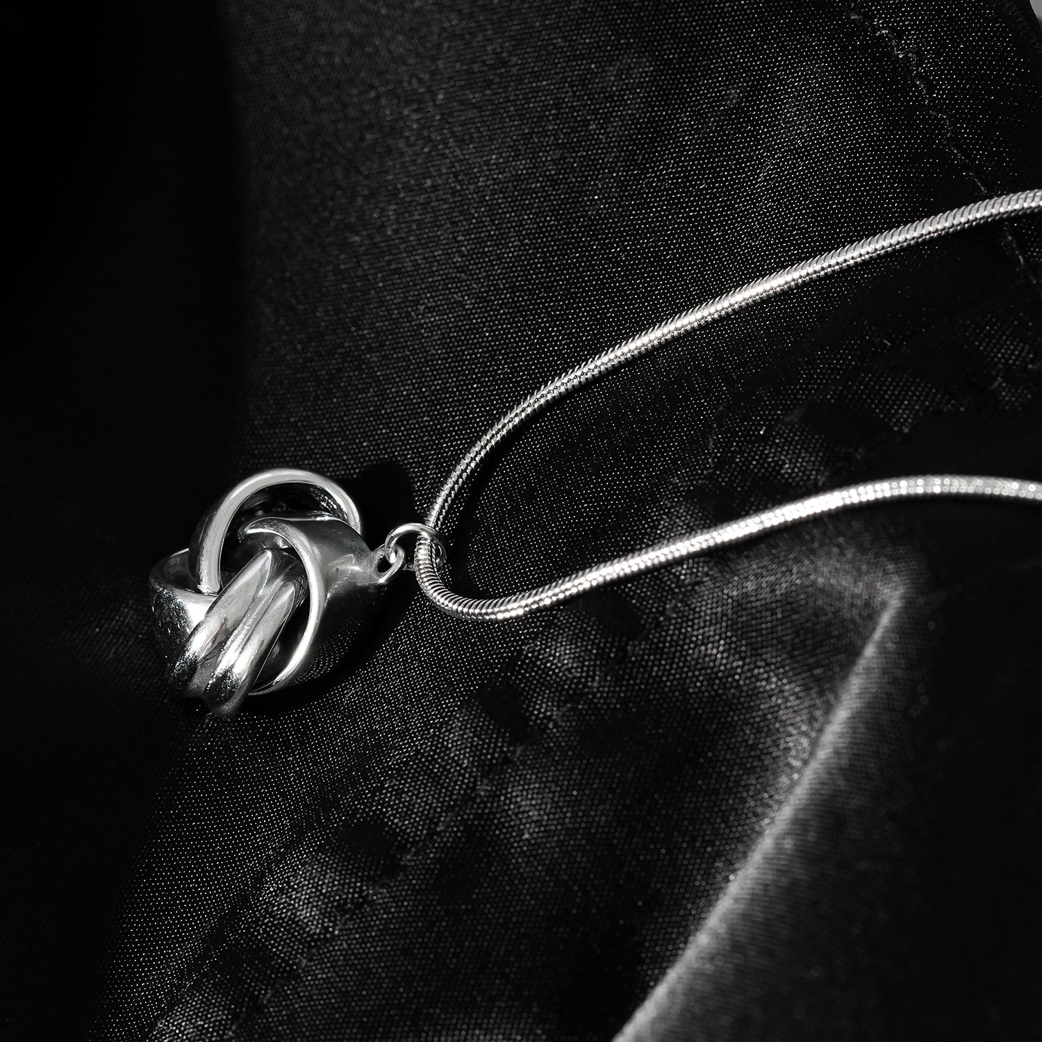 Style JASPUR : Collier chaîne imitation peau de serpent avec pendentif nœud d'amour en or blanc (argenté)