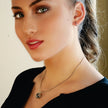 Style JASPUR : Collier chaîne imitation peau de serpent avec pendentif nœud d'amour en or blanc (argenté)