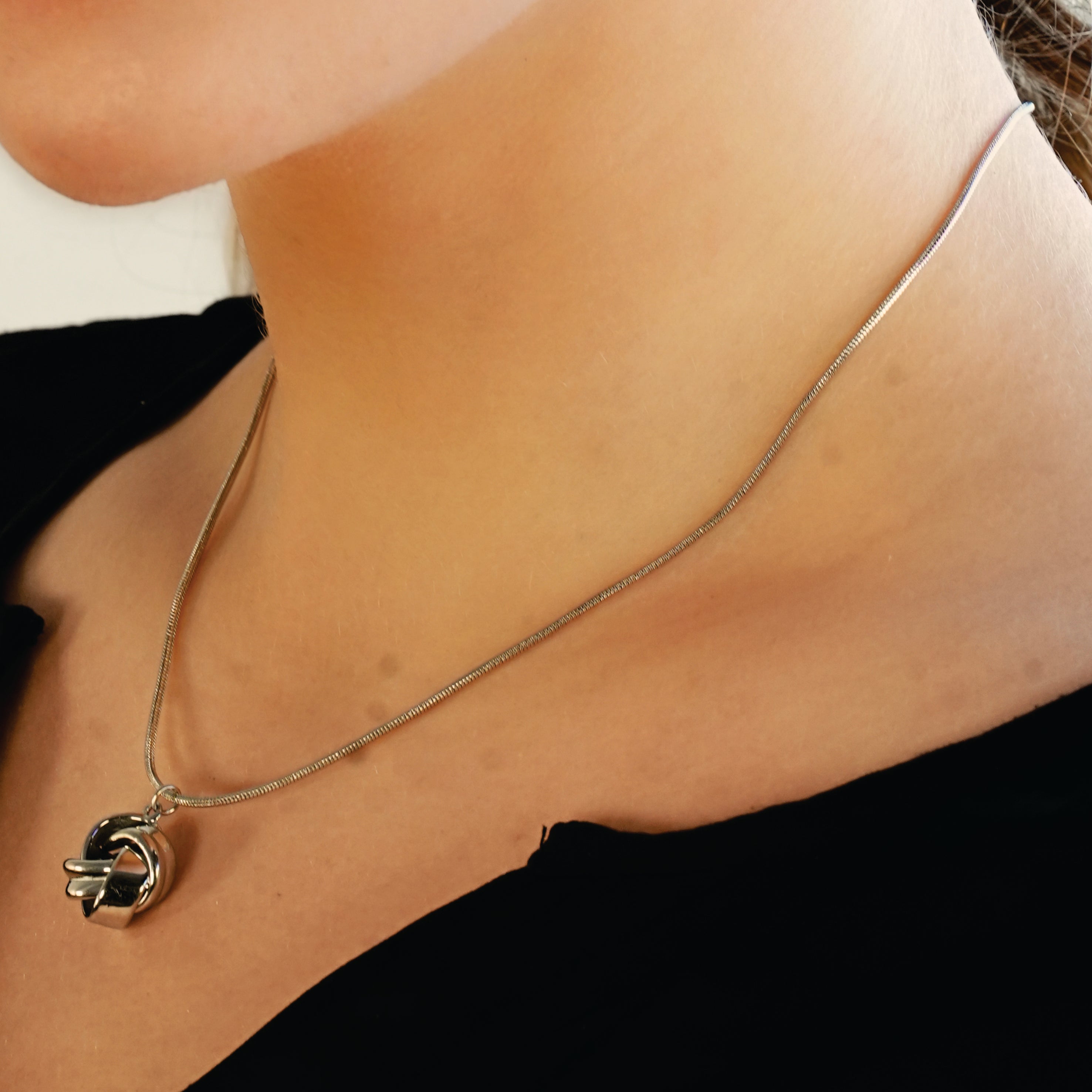 Style JASPUR : Collier chaîne imitation peau de serpent avec pendentif nœud d'amour en or blanc (argenté)