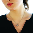 Style JASPUR : Collier chaîne imitation peau de serpent avec pendentif nœud d'amour en or blanc (argenté)