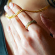 JEZREEL : Bague avec mini breloques en forme de cœur et centre en cristal de zircone.