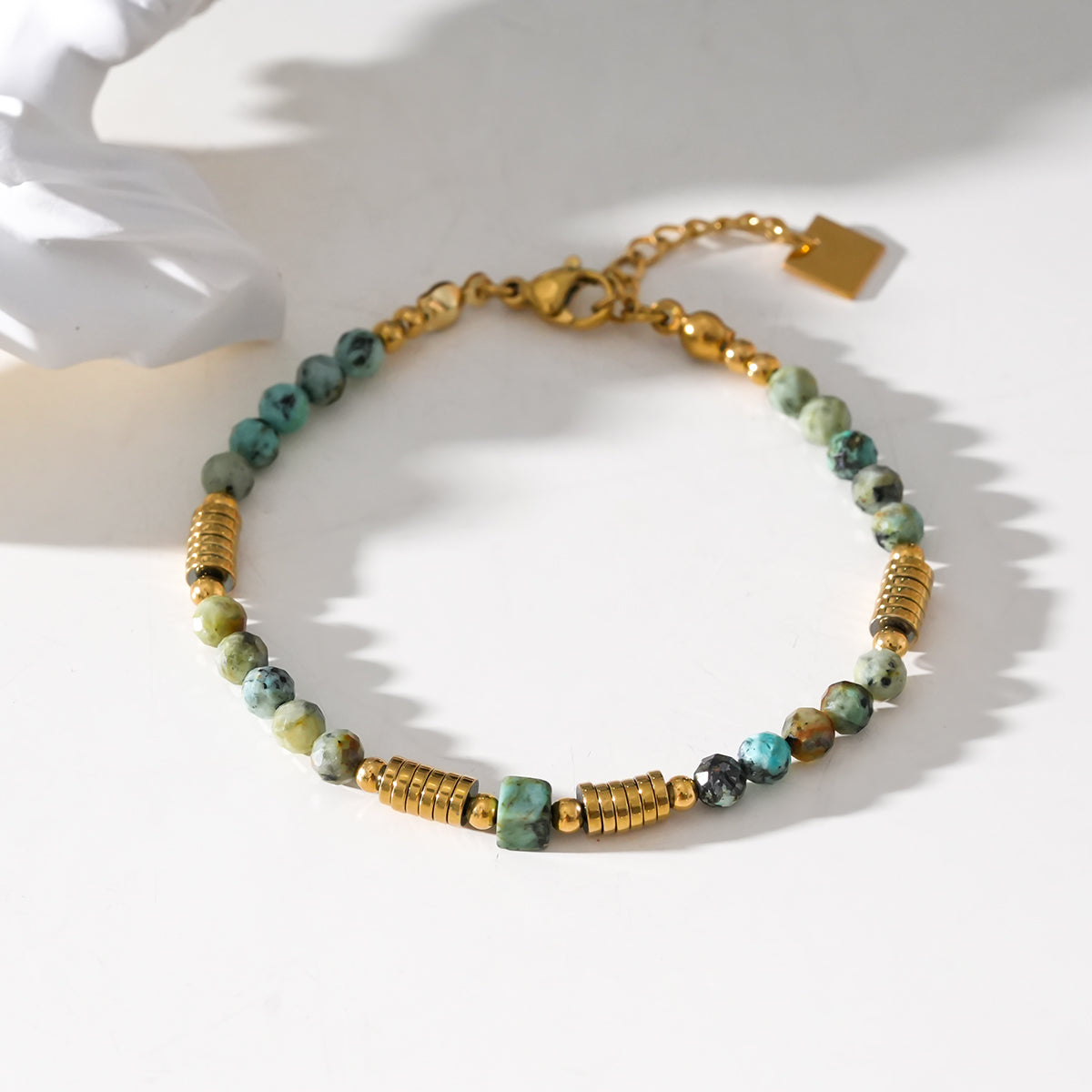 JEMIMA : Bracelet en pierres de turquoise africaine et perles d'or