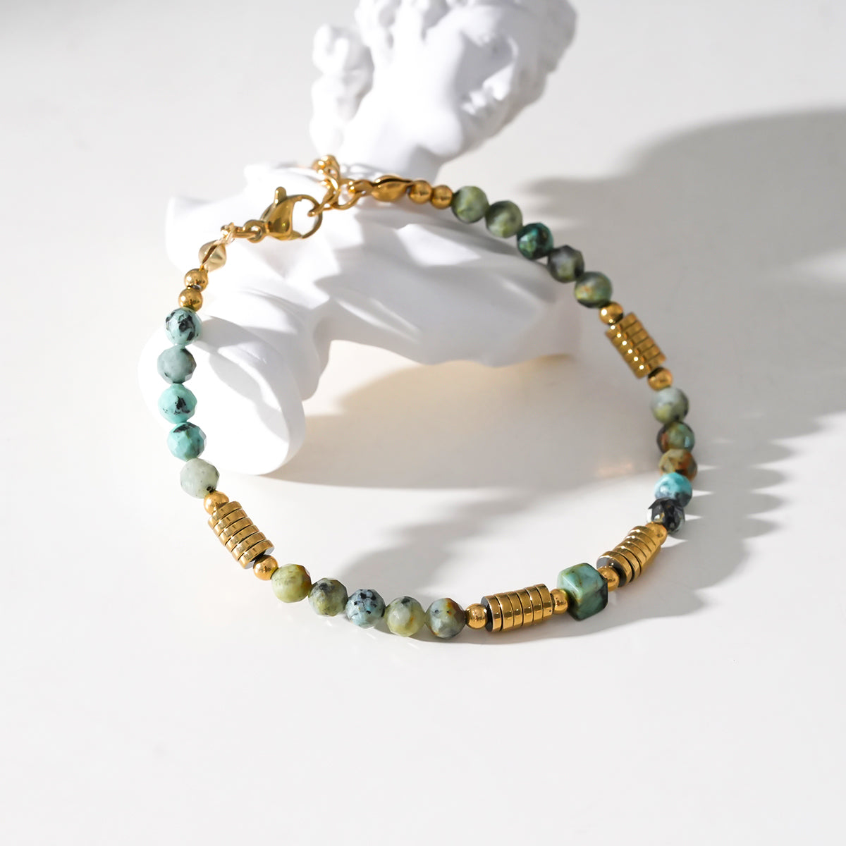 JEMIMA : Bracelet en pierres de turquoise africaine et perles d'or