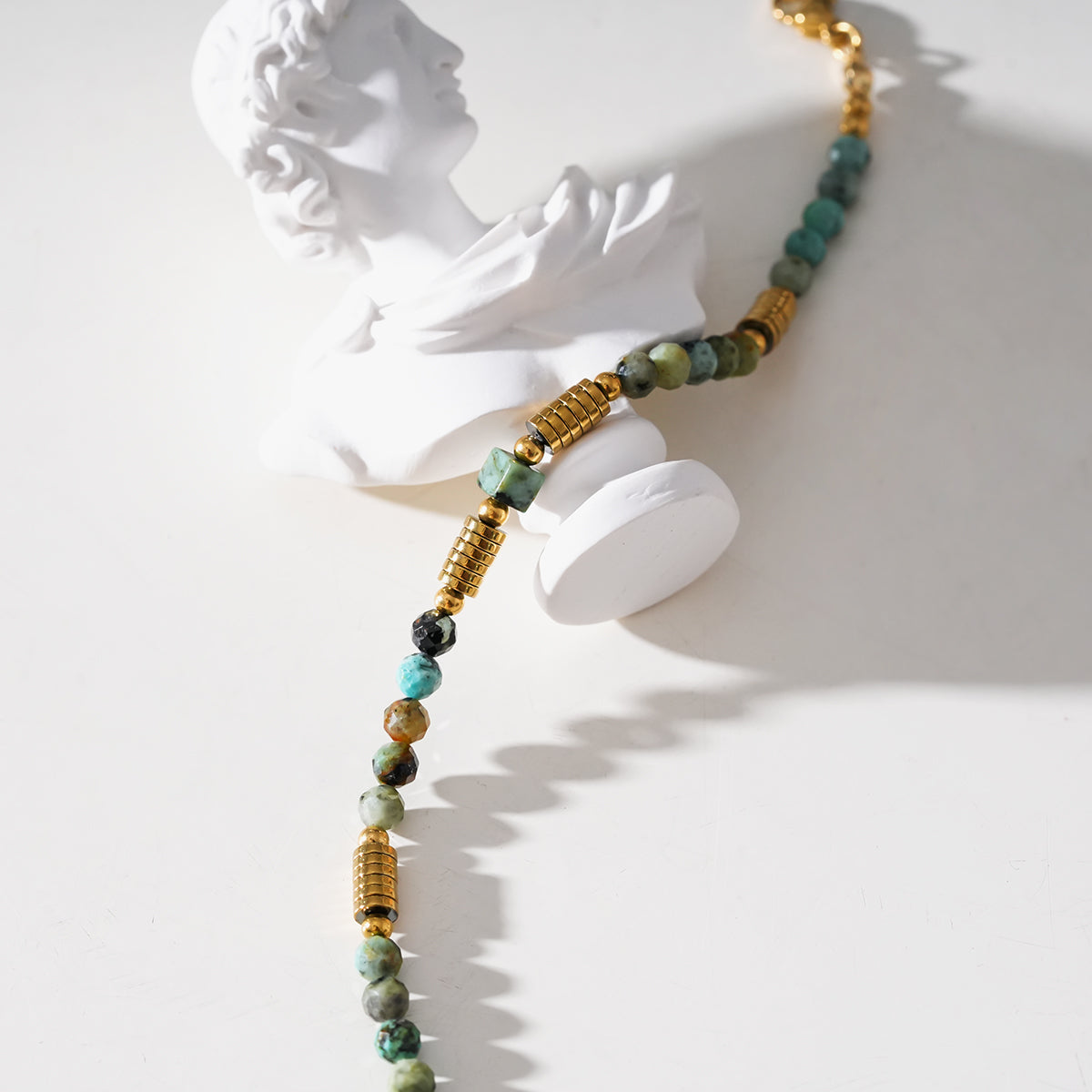 JEMIMA : Bracelet en pierres de turquoise africaine et perles d'or