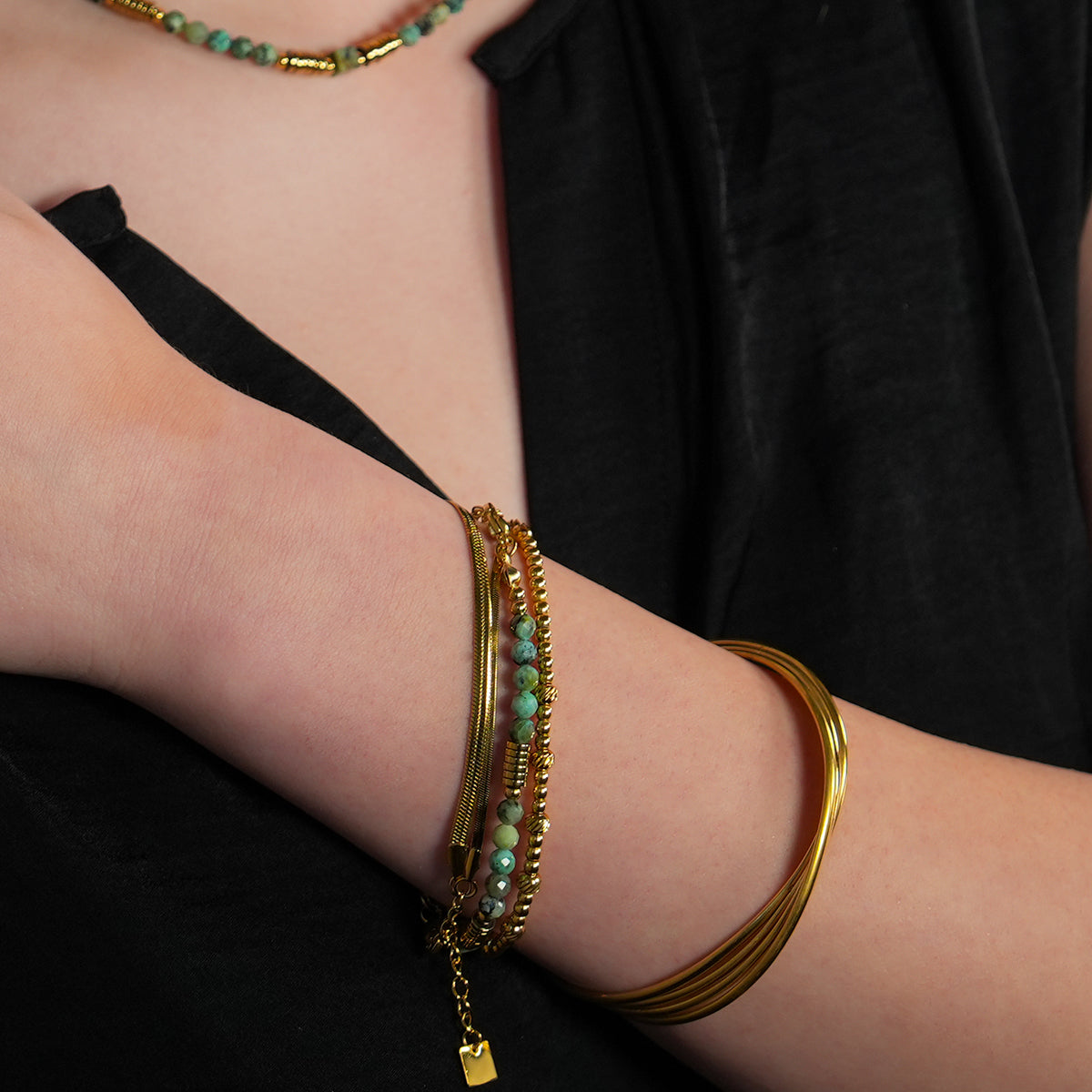 JEMIMA : Bracelet en pierres de turquoise africaine et perles d'or
