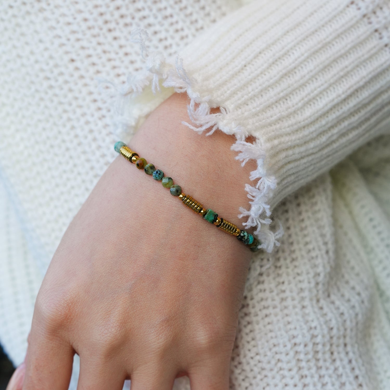JEMIMA : Bracelet en pierres de turquoise africaine et perles d'or
