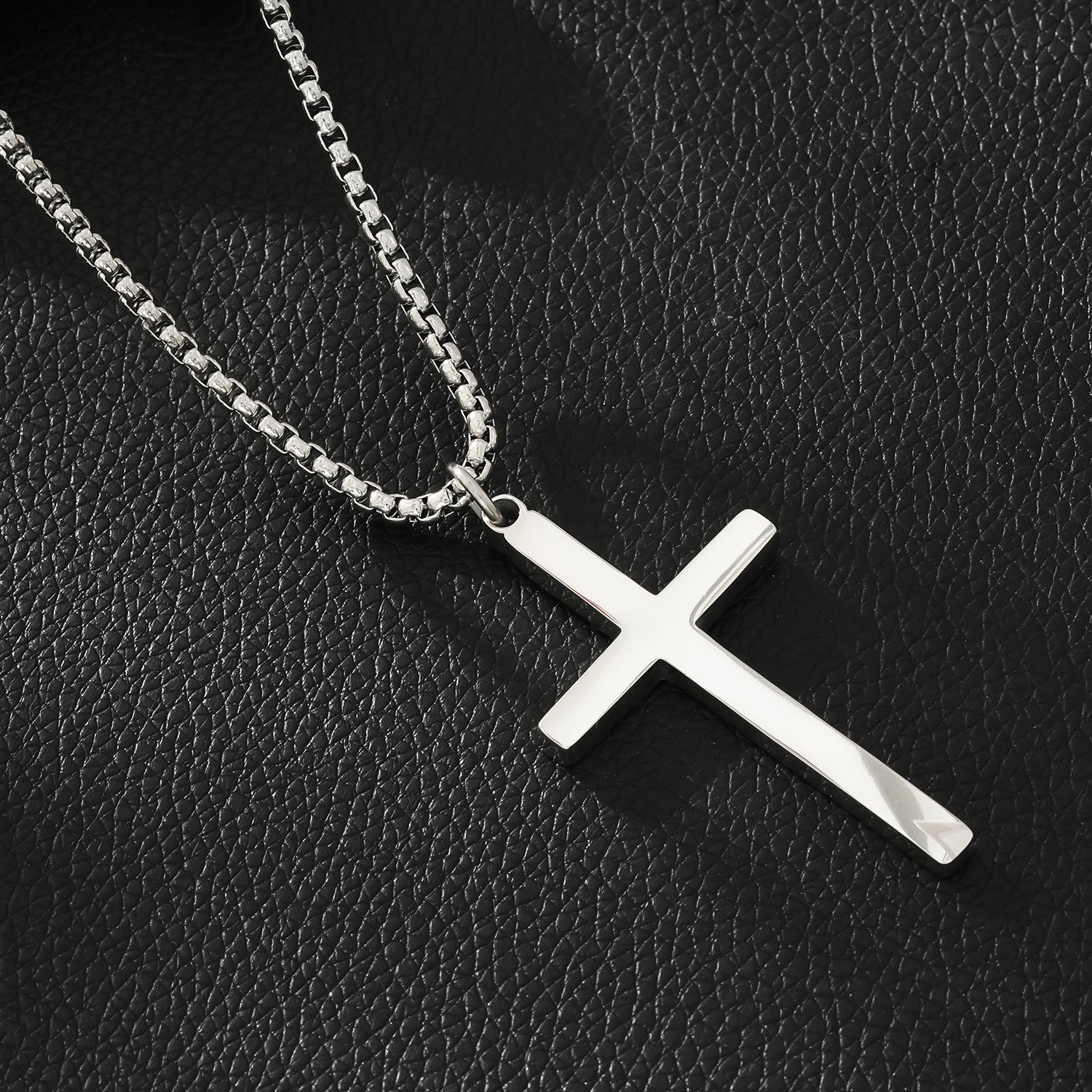 Collier JENGO en argent (or blanc) avec chaîne à maillons carrés et pendentif croix minimaliste pour femmes ou hommes.