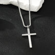 Collier JENGO en argent (or blanc) avec chaîne à maillons carrés et pendentif croix minimaliste pour femmes ou hommes.