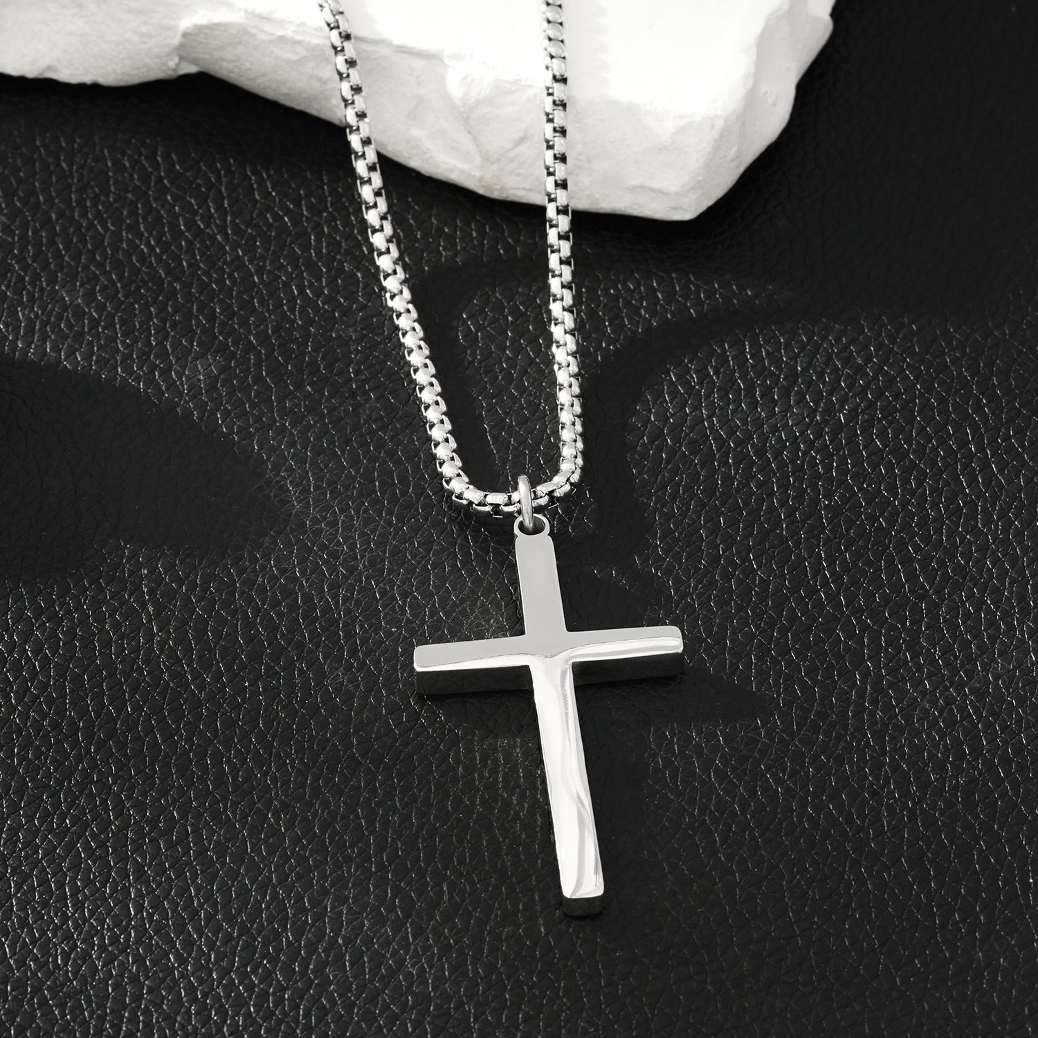 Collier JENGO en argent (or blanc) avec chaîne à maillons carrés et pendentif croix minimaliste pour femmes ou hommes.