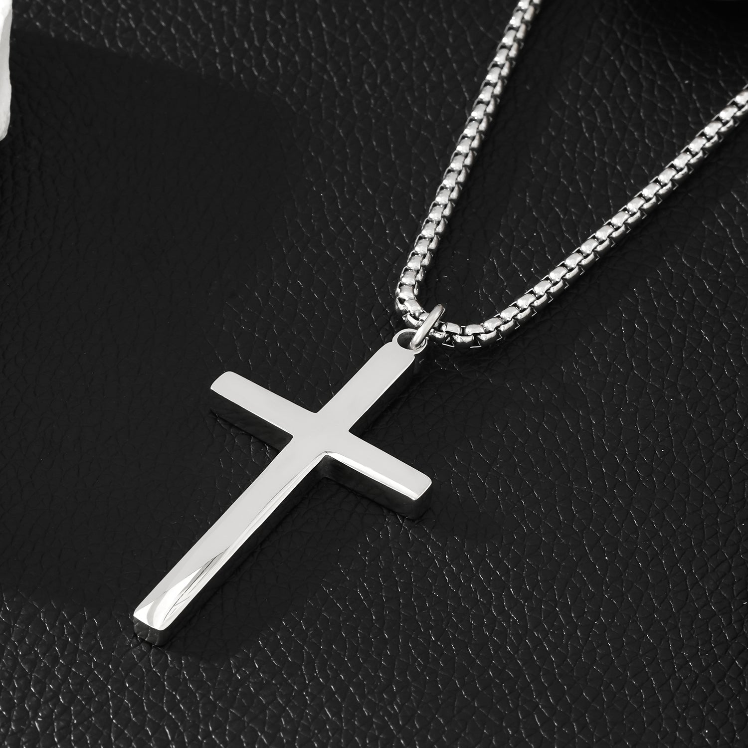 Collier JENGO en argent (or blanc) avec chaîne à maillons carrés et pendentif croix minimaliste pour femmes ou hommes.