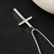 Collier JENGO en argent (or blanc) avec chaîne à maillons carrés et pendentif croix minimaliste pour femmes ou hommes.