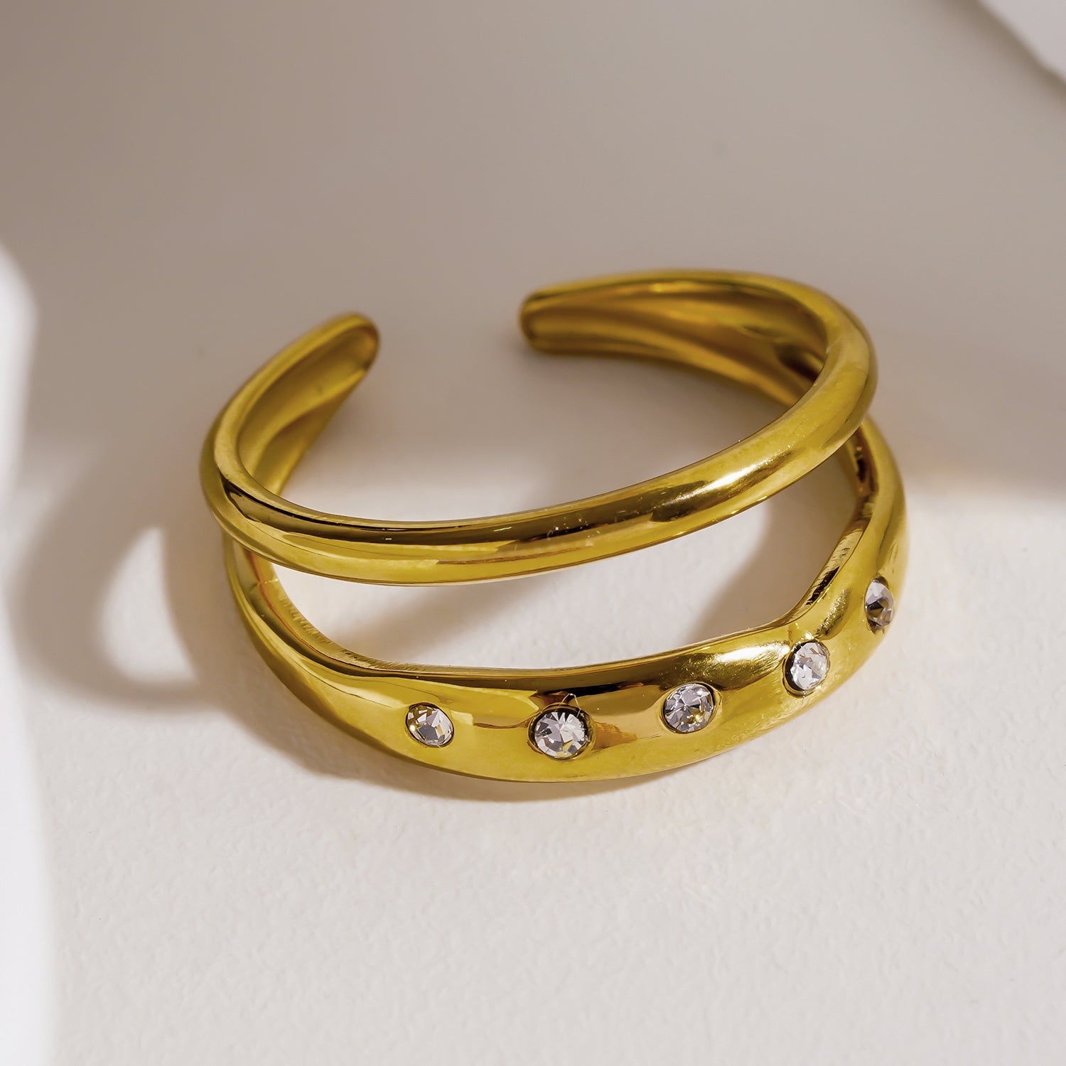 JORYA : Bague double bande ornée de zircons