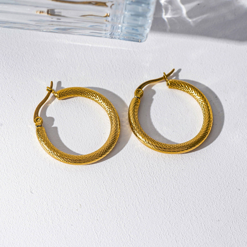 JUNKA Gold : Boucles d'oreilles à motif tressé, largeur moyenne, pour toutes les occasions.