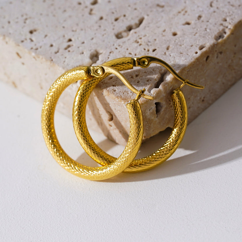 JUNKA Gold : Boucles d'oreilles à motif tressé, largeur moyenne, pour toutes les occasions.