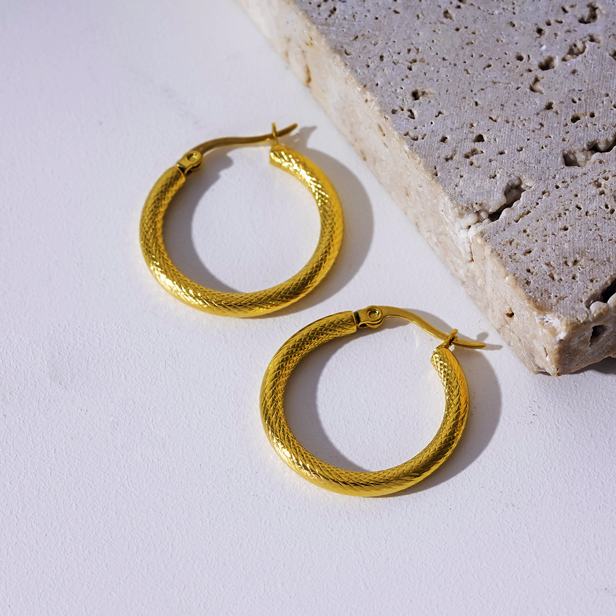 JUNKA Gold : Boucles d'oreilles à motif tressé, largeur moyenne, pour toutes les occasions.